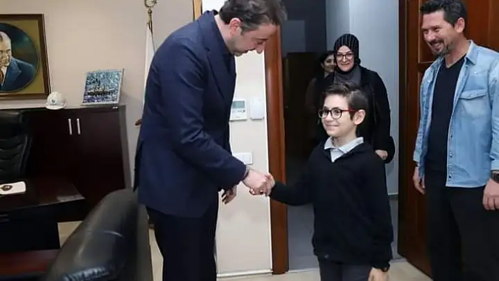 Bandırma Belediye Başkanı Tosun, küçük taraftara Bandırmaspor forması hediye etti.