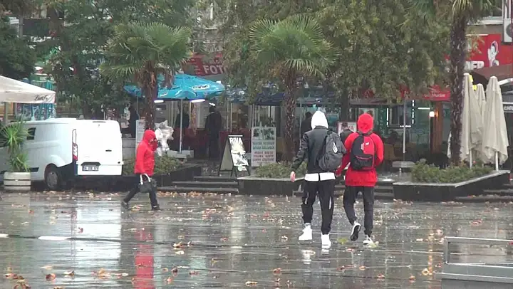 Bandırma'da aniden bastıran yağmur ve fırtına etkili oldu