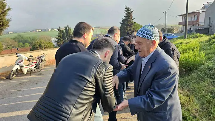 Bandırma'da bayram namazı sonrası mezarlıkta bayramlaşma