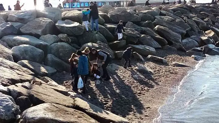 Bandırma'da deniz çekilmesini vatandaşlar merakla izliyor