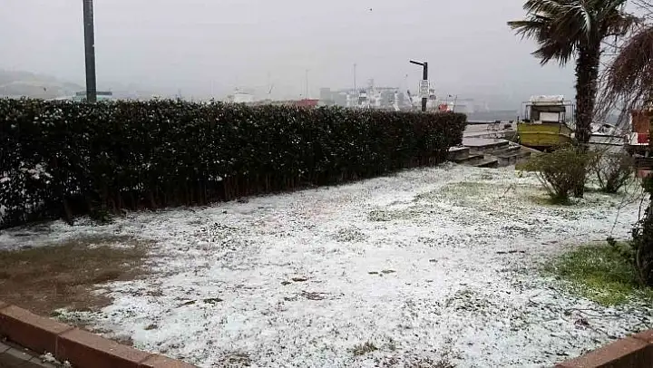 Bandırma'da etkili olan kısa süreli etkili olan kar yağışı ilçeyi beyaza bürüdü.