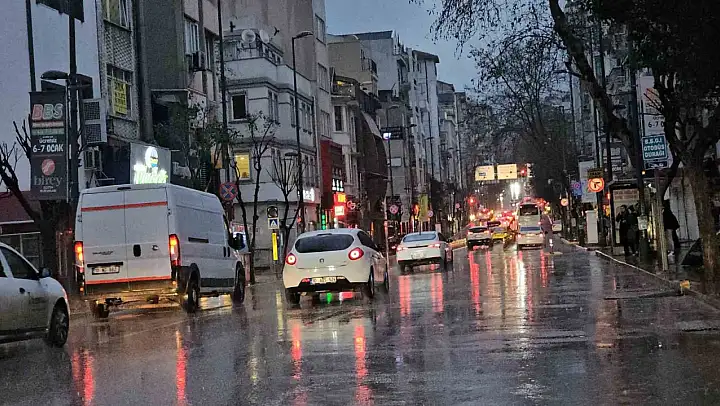 Bandırma'da fırtına ve yağış etkili oldu