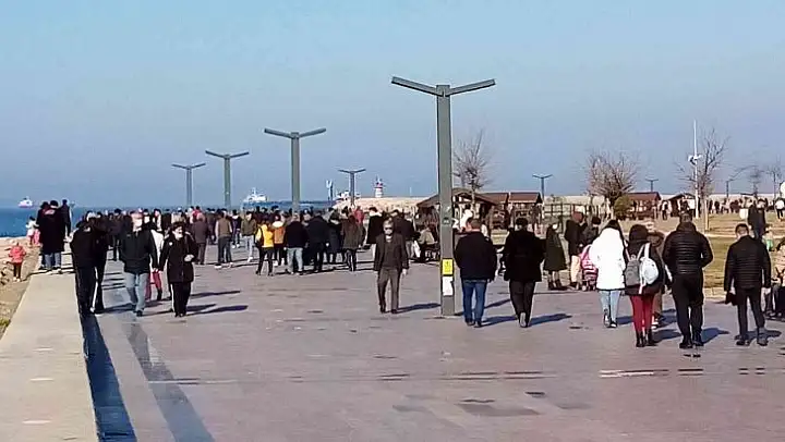 Bandırma'da güneşli havadada  vatandaş sahile akın etti.