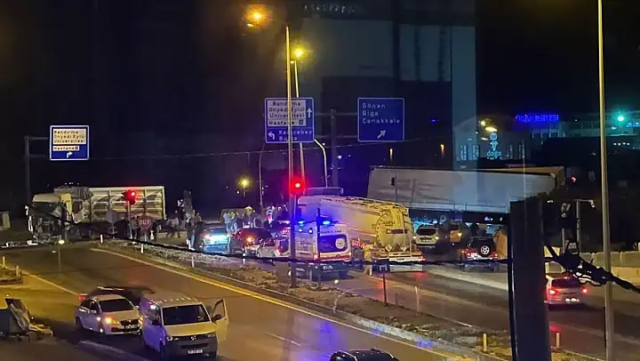 Bandırma'da ışık ihlali kazaya neden oldu: 2 tır çarpıştı
