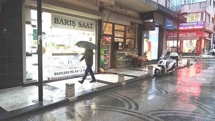 Bandırma'da kar öncesi sağanak yağış etkili oluyor