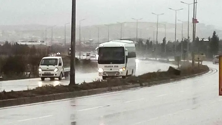Bandırma'da kuvvetli yağış ve fırtına etkili oluyor: Deniz seferleri iptal edildi