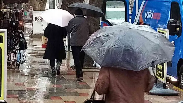 Bandırma'da sağnak yağış etkili oluyor