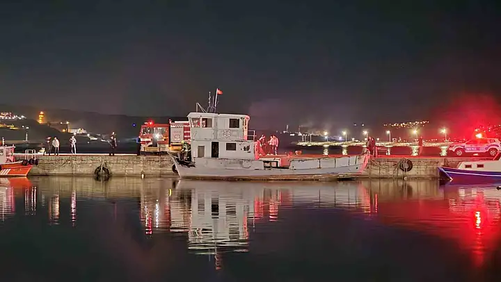 Bandırma'da sahilde demirli teknede yangın