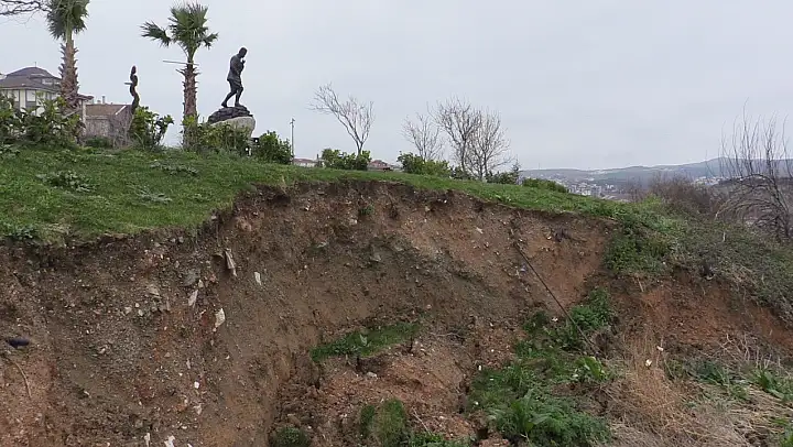 Bandırma'da seyir terasında toprak kayması