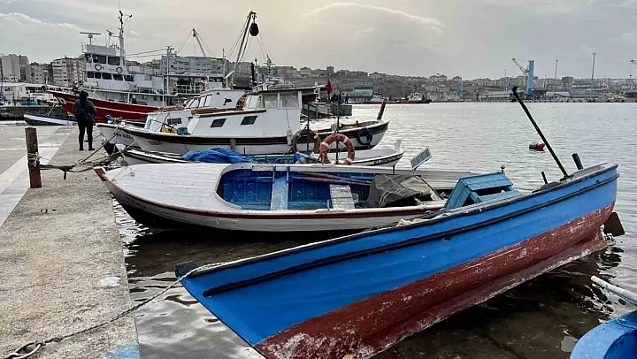Bandırma'da şiddetli fırtına: Deniz seviyesi yarım metre yükseldi
