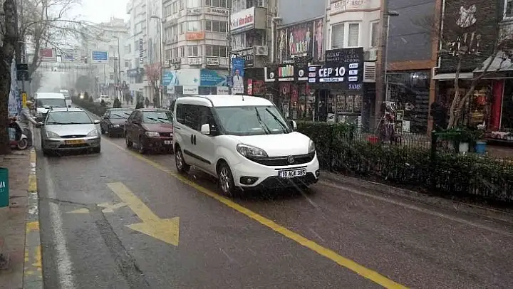 Bandırma güne karla uyandı