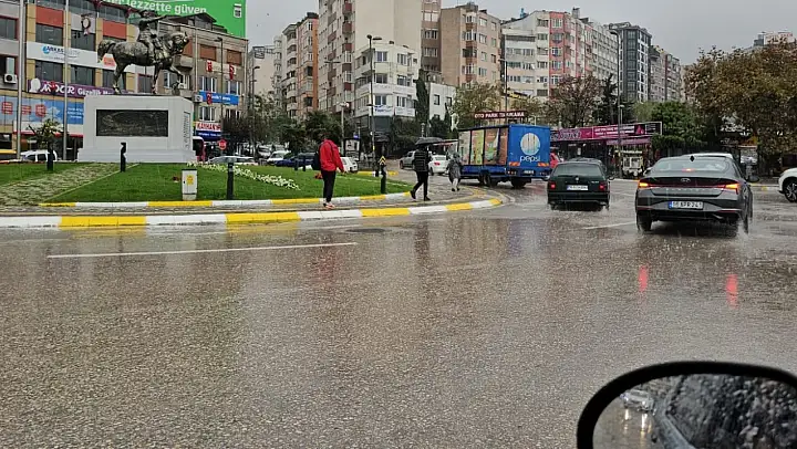 Bandırma'ye beklenen yağış geldi