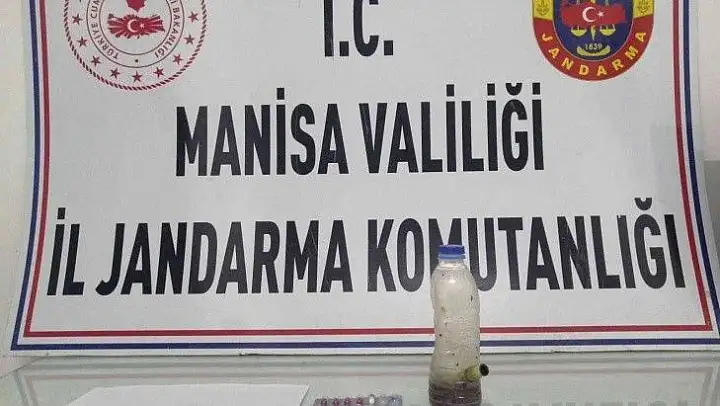 Bank üzerinde uyuşturucu içerken yakalandılar