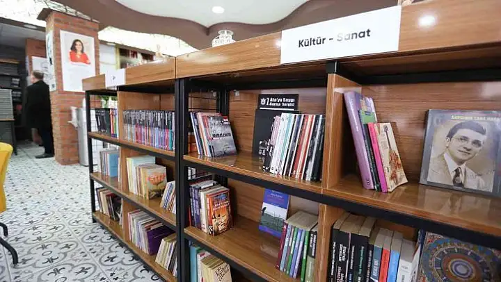 Başkan Atay Efeler'i kitaplarla dolduruyor