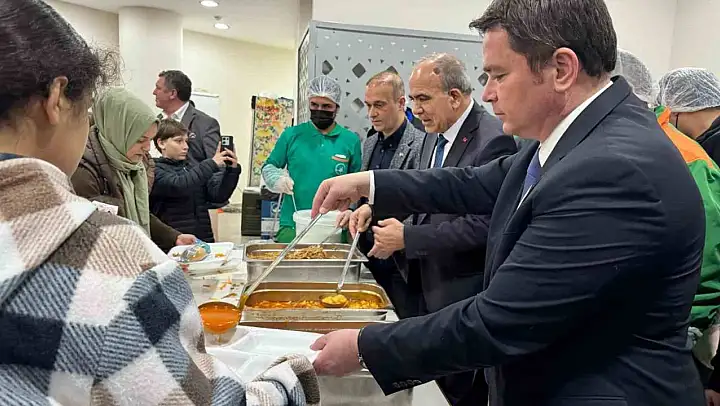 Başkan Aydın vatandaşlara iftar yemeği dağıttı