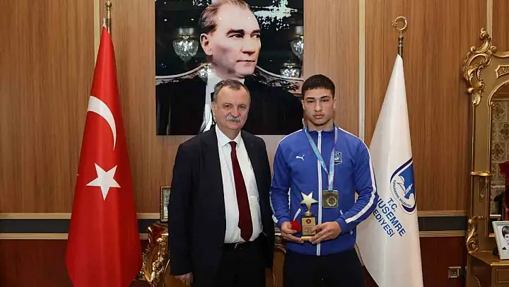 Başkan Balaban'dan Yunusemre'nin altın çocuğuna ödül