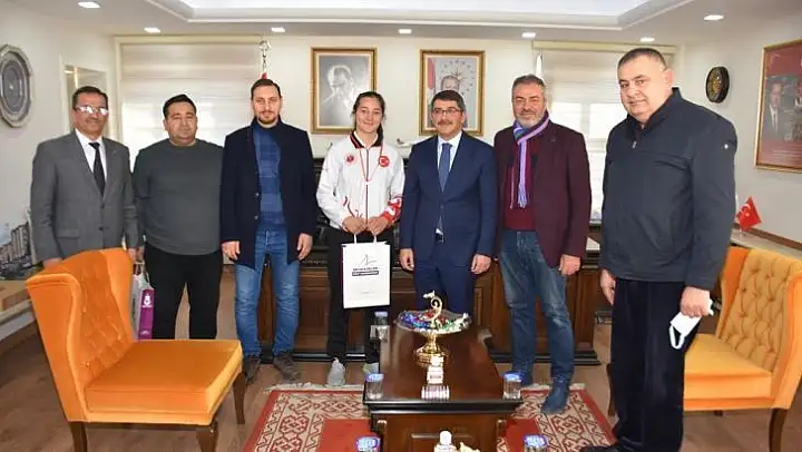 Başkan Çelik, şampiyon sporcuyu ödüllendirdi