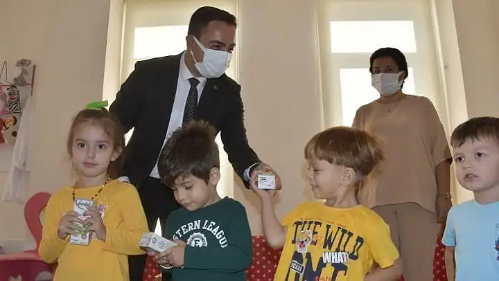 Başkan Erdoğan'dan miniklere süt ikramı