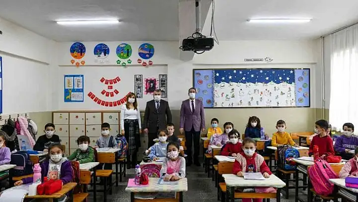 Başkan Kanar'dan öğrencilere karne hediyesi