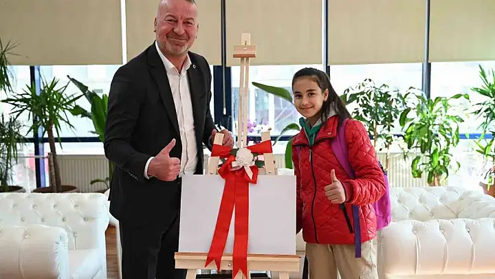 Başkan Karabatı'dan başarılı öğrenciye anlamlı hediye