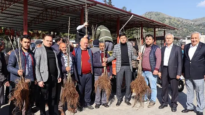 Başkan Özcan üreticinin yüzünü güldürdü