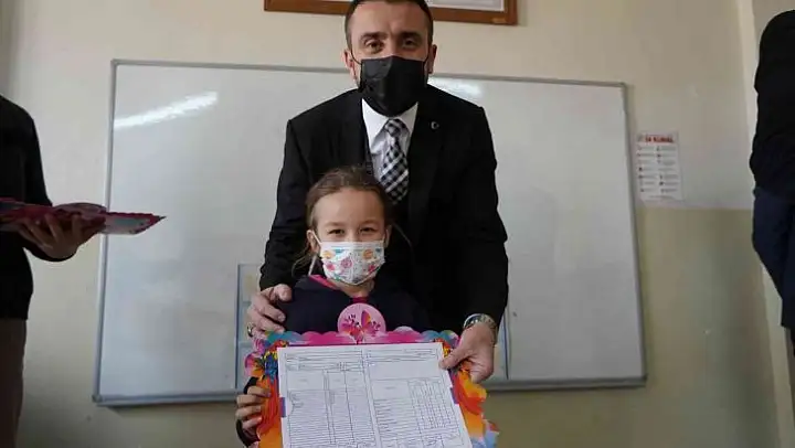 Başkan Tanır öğrencilerin karne heyecanına ortak oldu