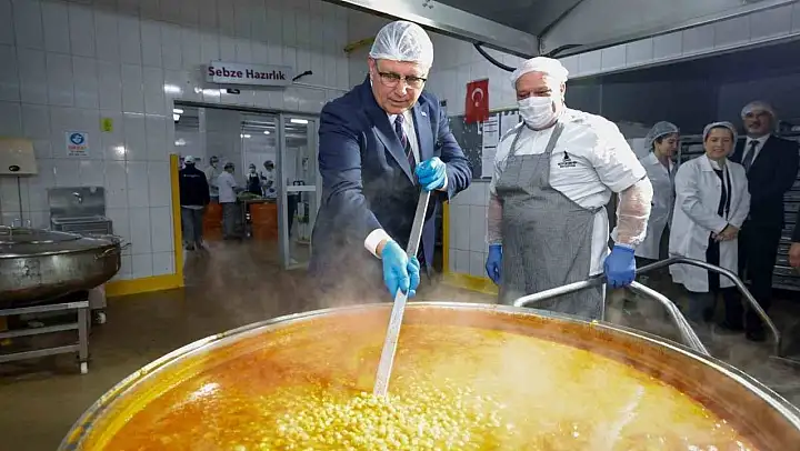 Başkan Tugay aşevinde yemek hazırlığına katıldı