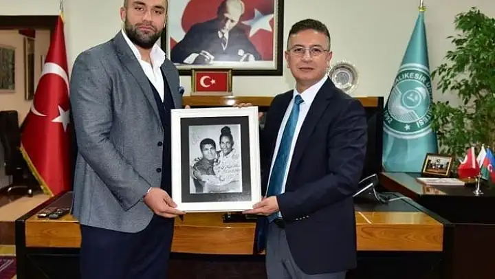 BAÜN'lü Şampiyon Boksörden, Rektör Kuş'a teşekkür ziyareti
