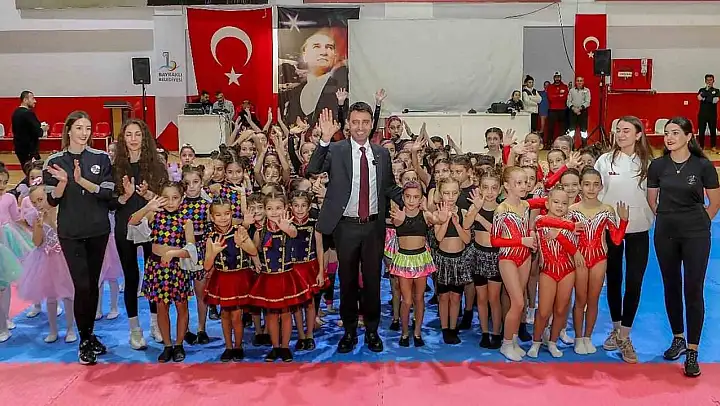 Bayraklı'da, jimnastik ve bale kursiyeri çocuklardan renkli gösteri