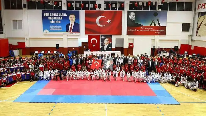 Bayraklı'da kış spor okulları coşkuyla açıldı