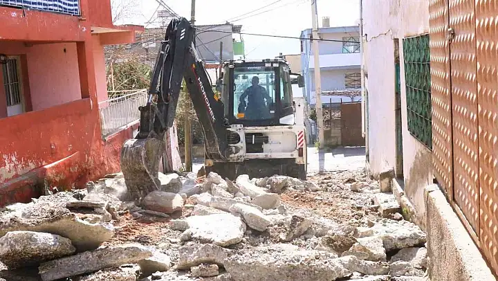 Bayraklı'da yol yenileme seferberliği
