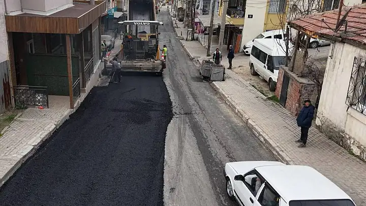 Bayraklı'da yol yenileme ve üst geçit çalışmaları sürüyor
