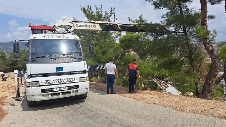 Bayramiç'te şarampole yuvarlanan kamyonetin sürücüsü hayatını kaybetti