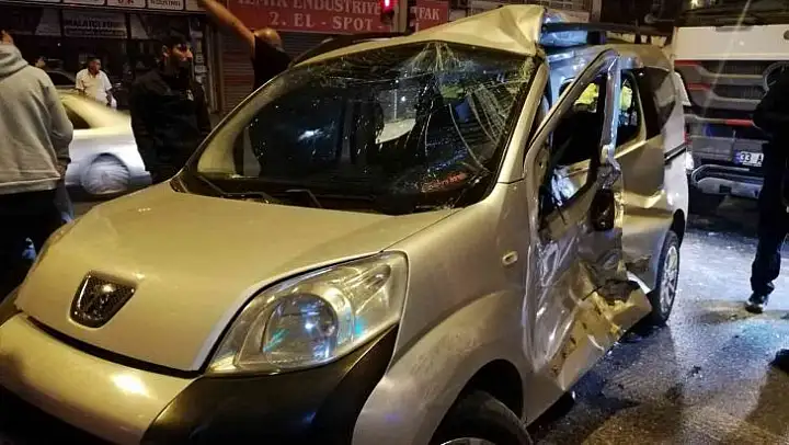 Beton mikseri hafif ticari araca çarptı: 1'i ağır 2 yaralı
