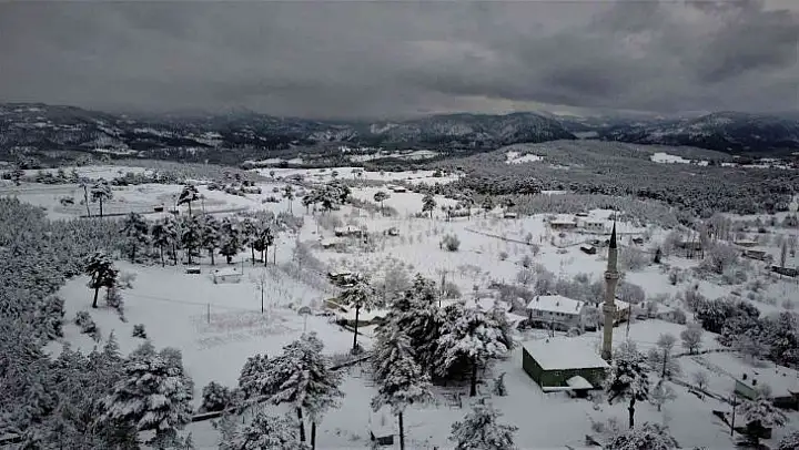 Beyaz örtüyle kaplanan köy doğal güzelliğiyle hayran bıraktı