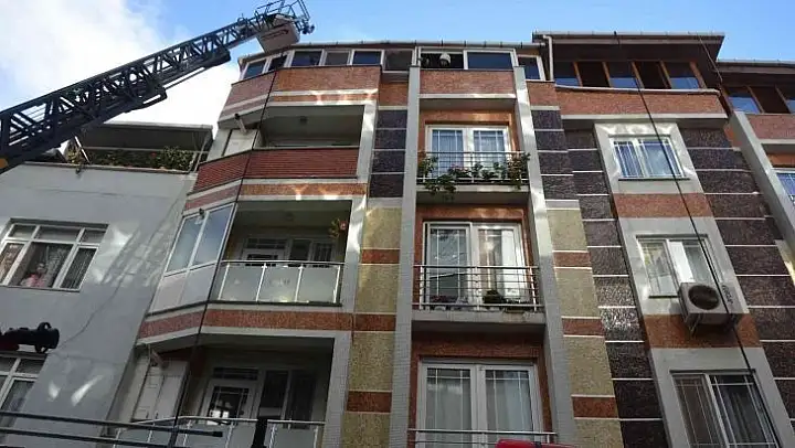 Biga'da bir apartmanın teras katında yangın çıktı