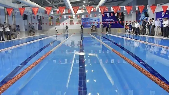 Biga'ya kapalı yüzme havuzu açıldı