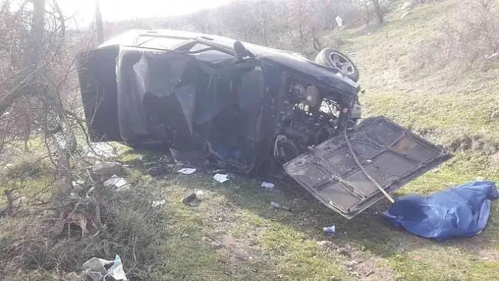 Bigadiç'te araç tarlaya uçtu: 1 ölü, 2 yaralı