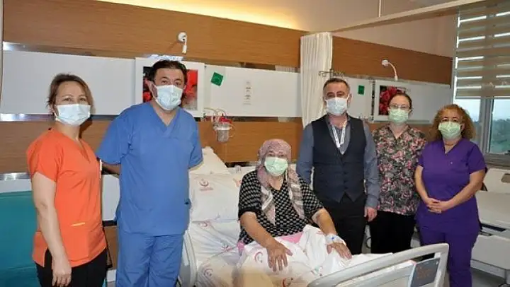 Böbreğinden 3 kilogram tümör çıkarıldı