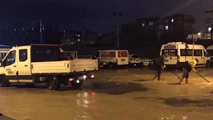 Buca Belediyesi geceden sabaha sağanağa karşı seferber oldu