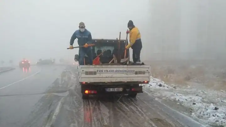 Buca Belediyesinden kar mesaisi