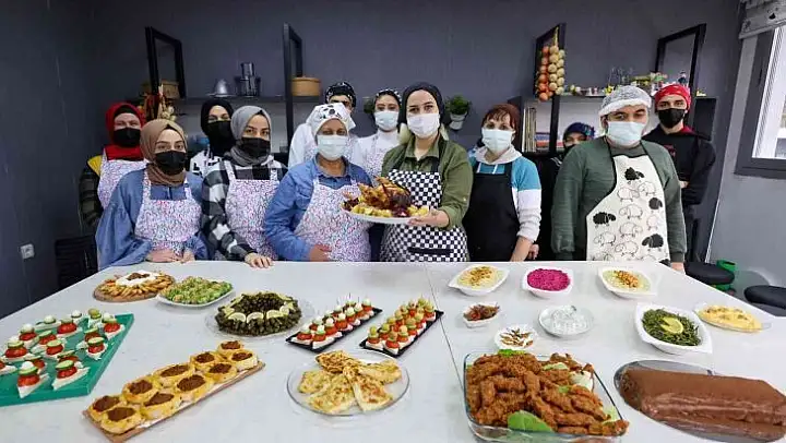 Buca'da kursiyerler Türk ve dünya mutfağından lezzetli tarifler öğreniyor
