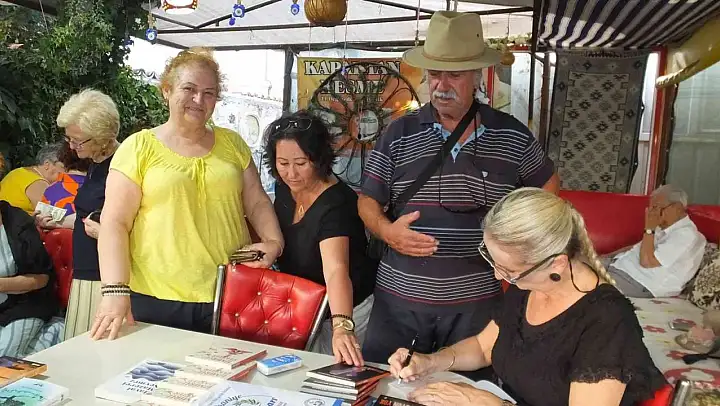 Burhaniye' de kadın yazarlar okuyucuları ile buluştu