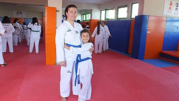 Burhaniye' de Ukraynalı Polina kızı ile tekvando kursuna katıldı