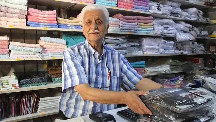Burhaniye'de 35 yıl muhtarlık yaptı şimdi tuhafiyeci oldu