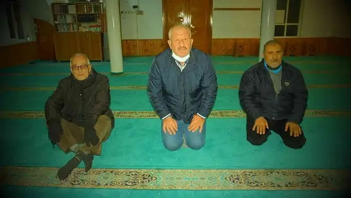 Burhaniye'de aralık ayının erkenci cemaati oldular