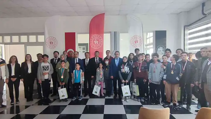 Burhaniye de başarılı satranççılar  ödüllendirildi