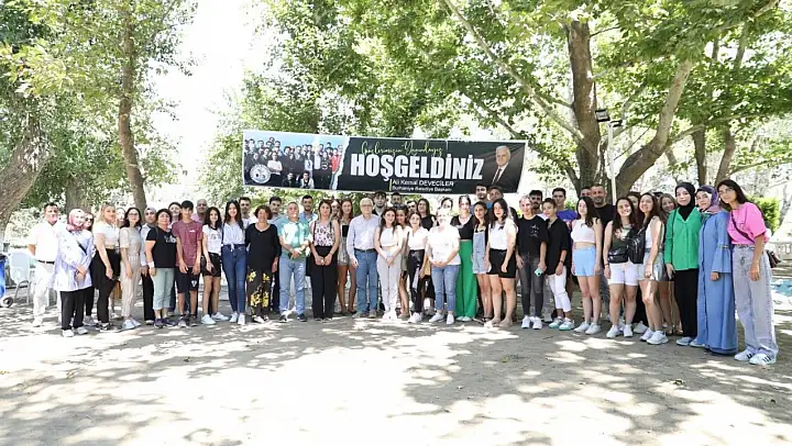 Burhaniye'de Belediye Üniversitelilere burs ödemesi yaptı