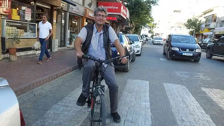 Burhaniye'de bisikletli muhtar