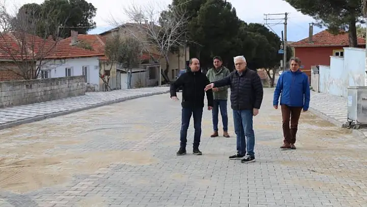 Burhaniye'de bozulan yollar tamir ediliyor